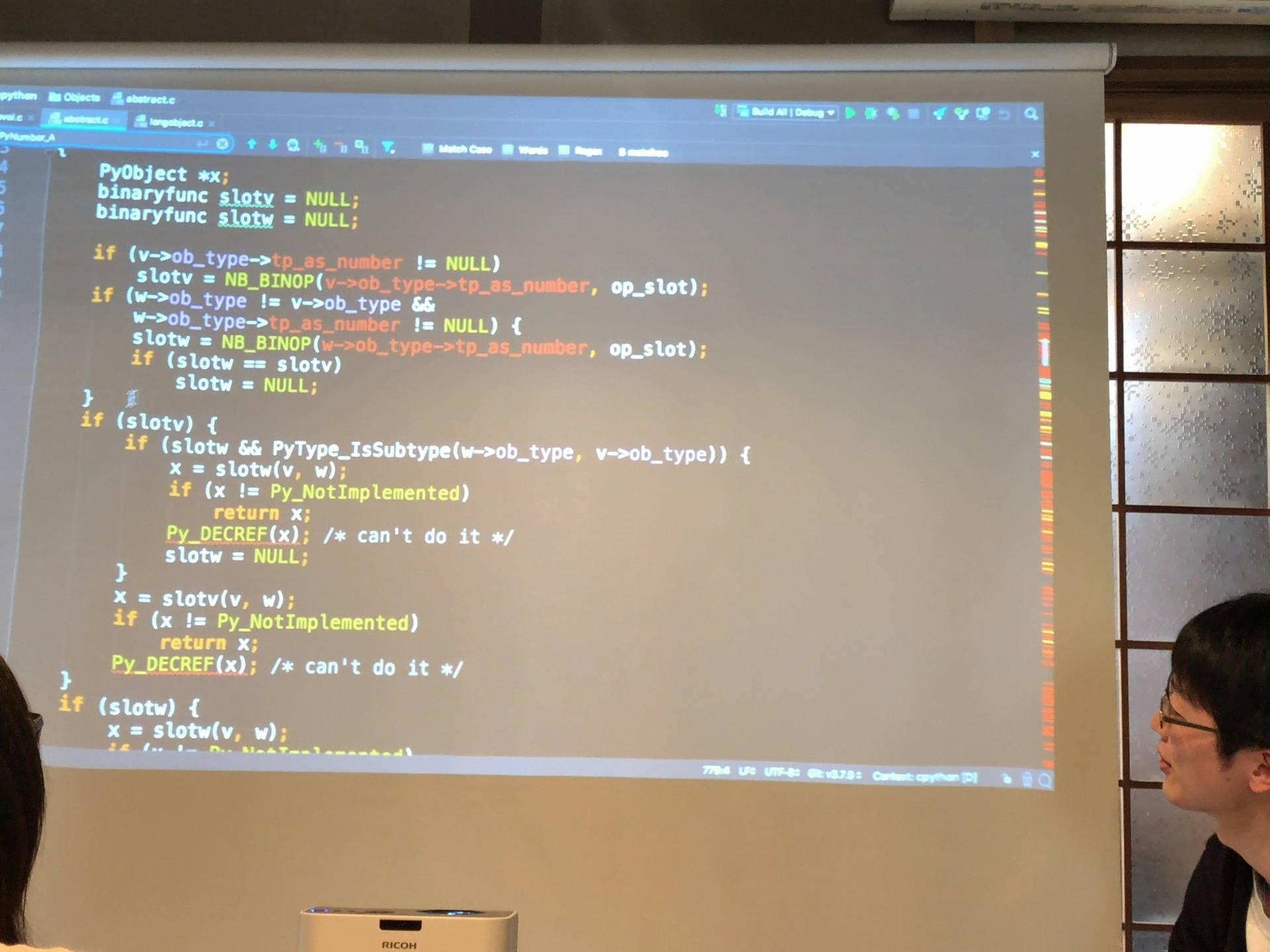 Python処理系のソースコードを見せている様子