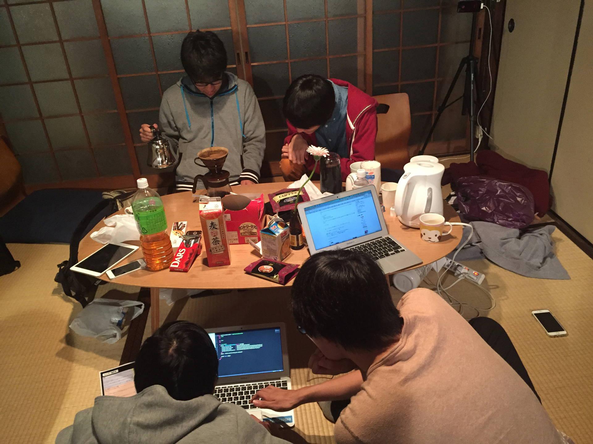 深夜もコーヒーを淹れつつ作業中