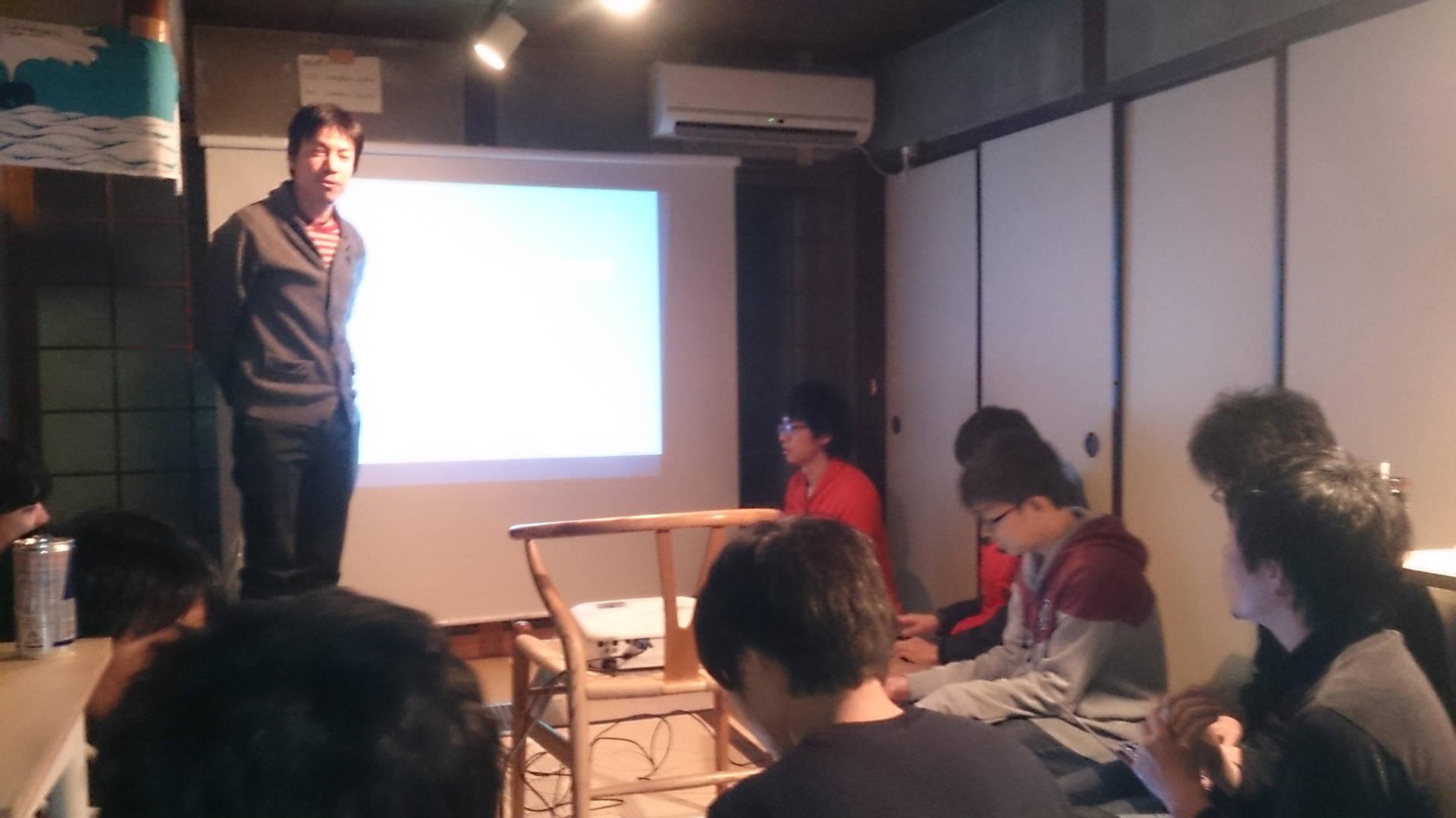 勉強会を始めるサイボウズの岡田さん