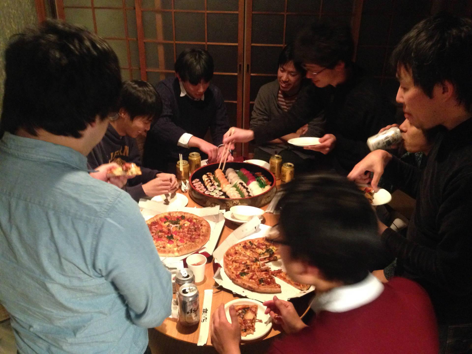 お寿司とピザとビールで懇親会